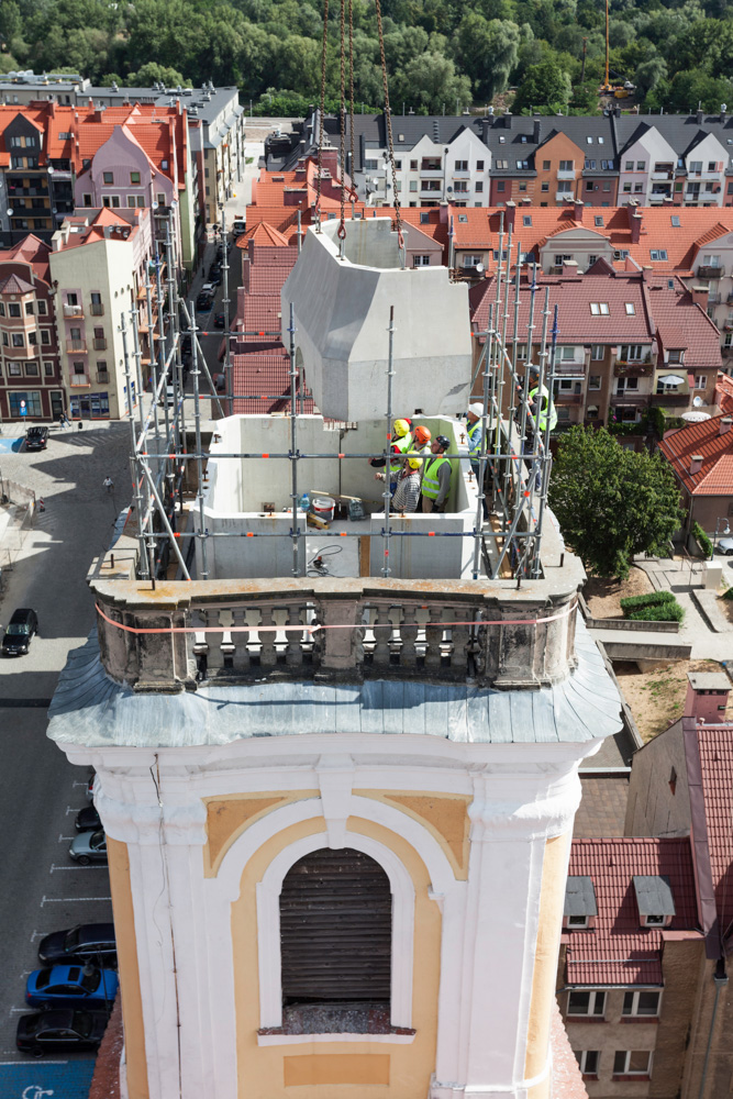 Montaż kopuł na wieży kościoła